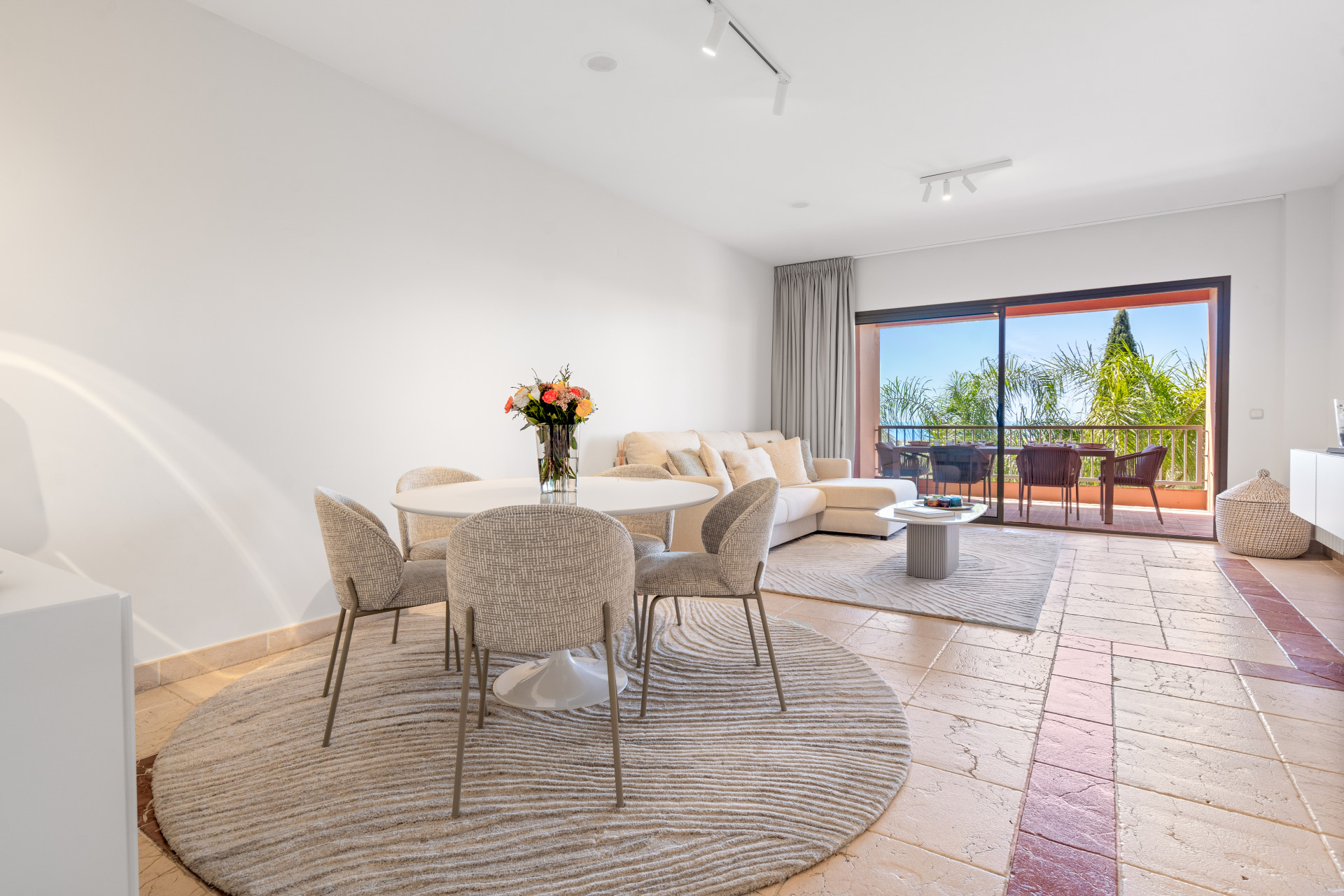 2 Bedroom Apartment in Benahavís - Фото 3