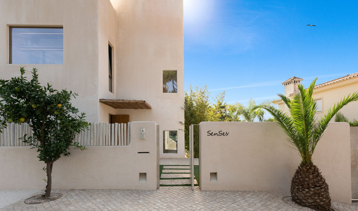 4 Bedroom Villa in Marbella - Photo 8
