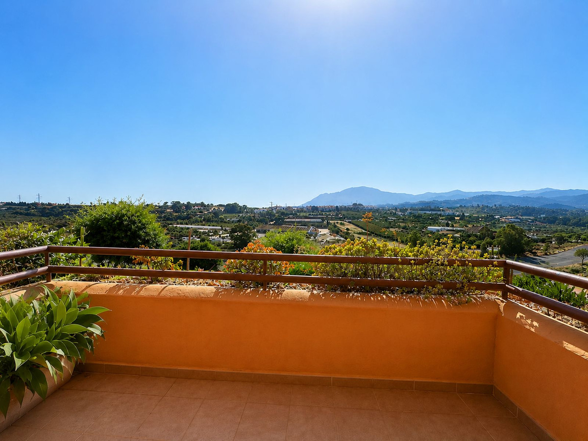 2 Bedroom Apartment in Estepona - Photo 3