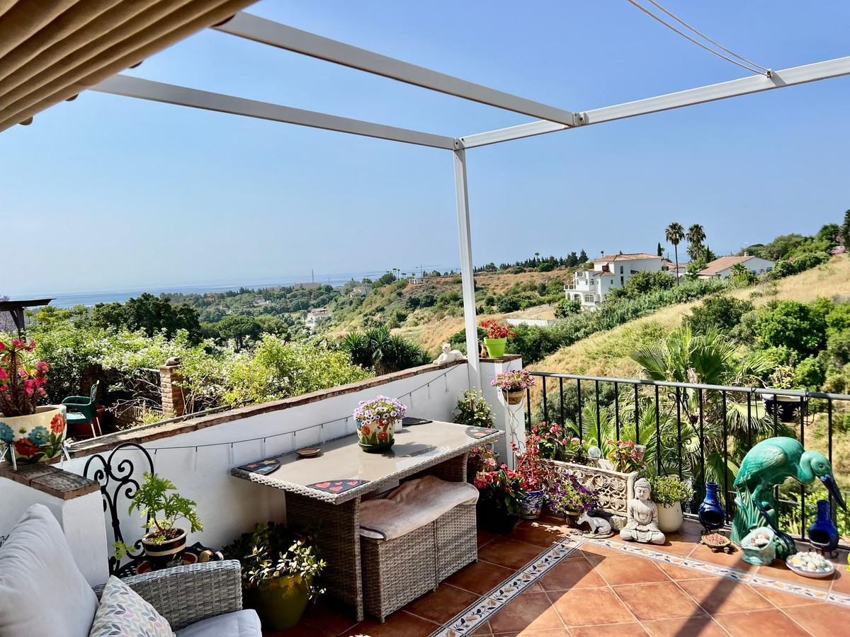 3 Bedroom Townhouse in Estepona - Photo 2