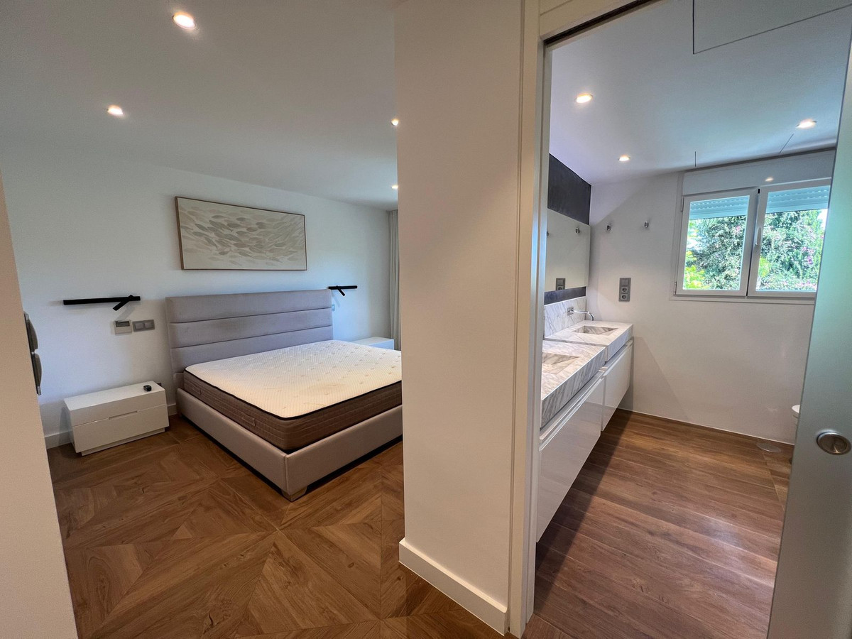 5 Bedroom Townhouse in Marbella - Photo 8