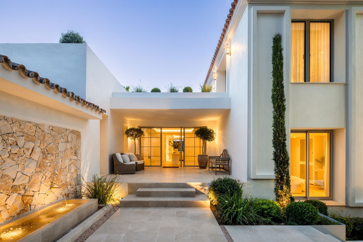 6 Bedroom Villa in Marbella - Photo 18