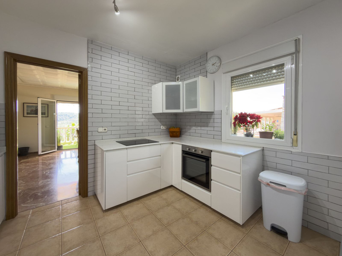 5 Bedroom Villa in Coín - Photo 17