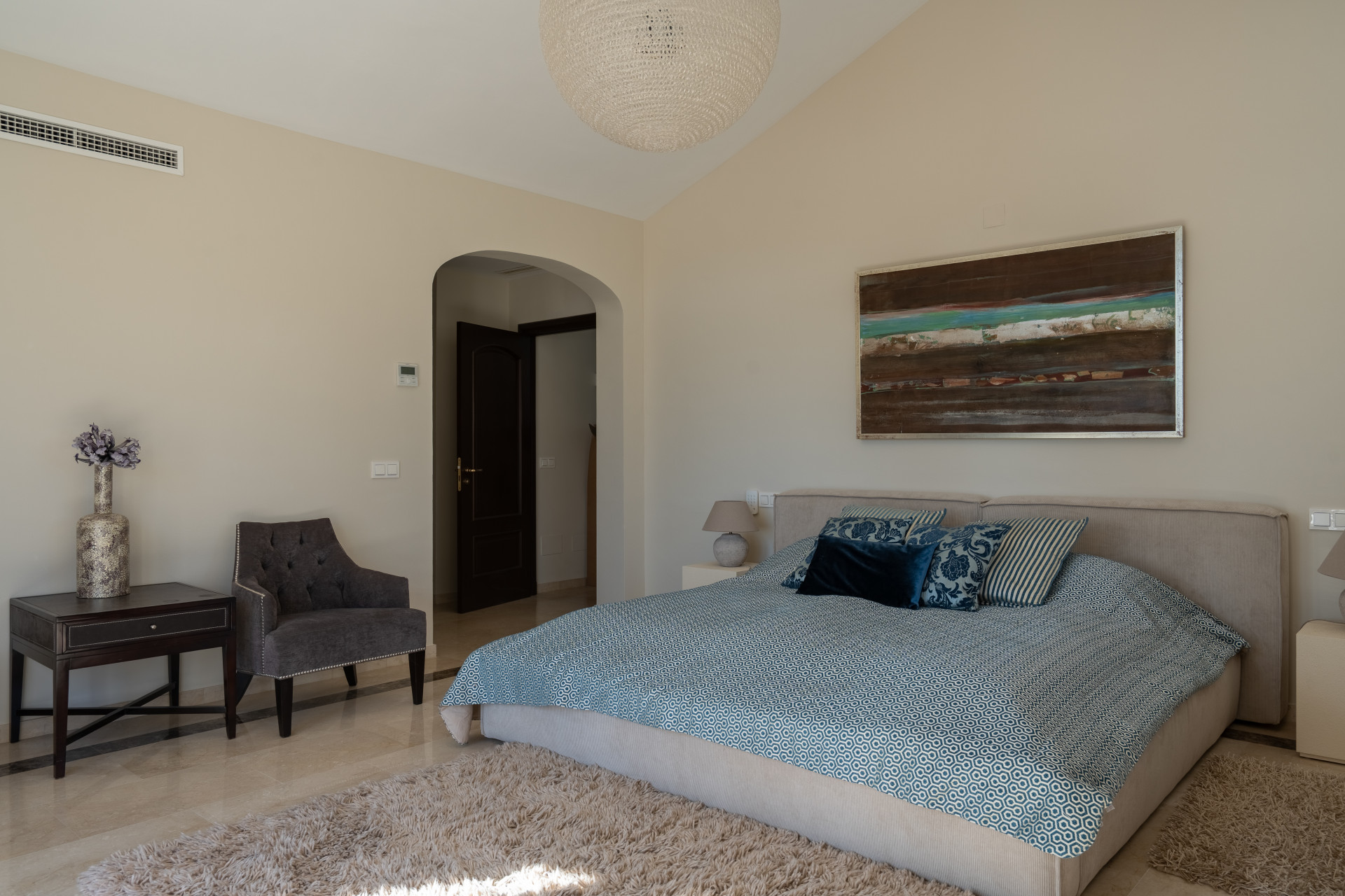 4 Bedroom Villa in Marbella - Photo 11