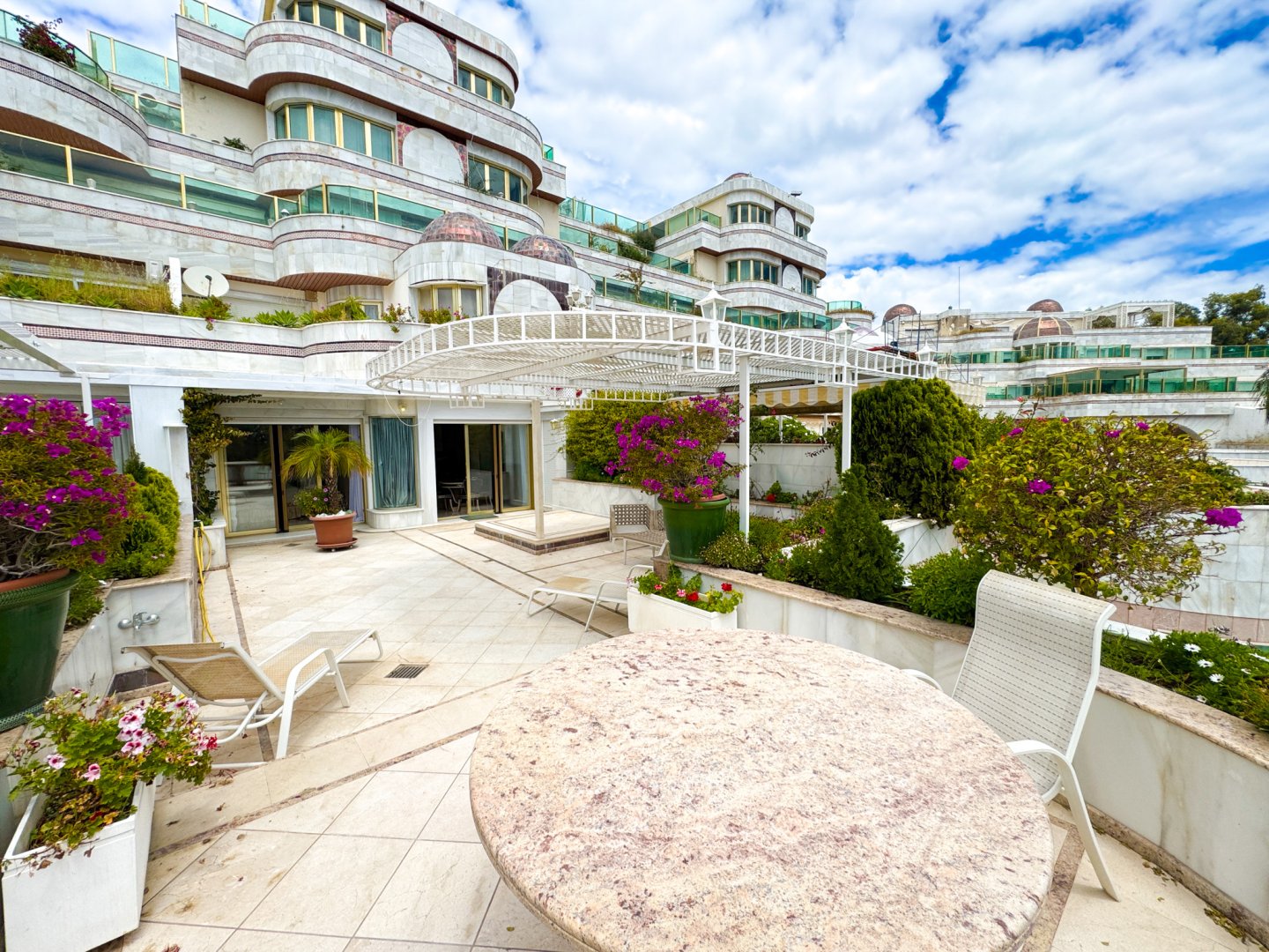 1 Bedroom Apartment in Marbella - Photo 16