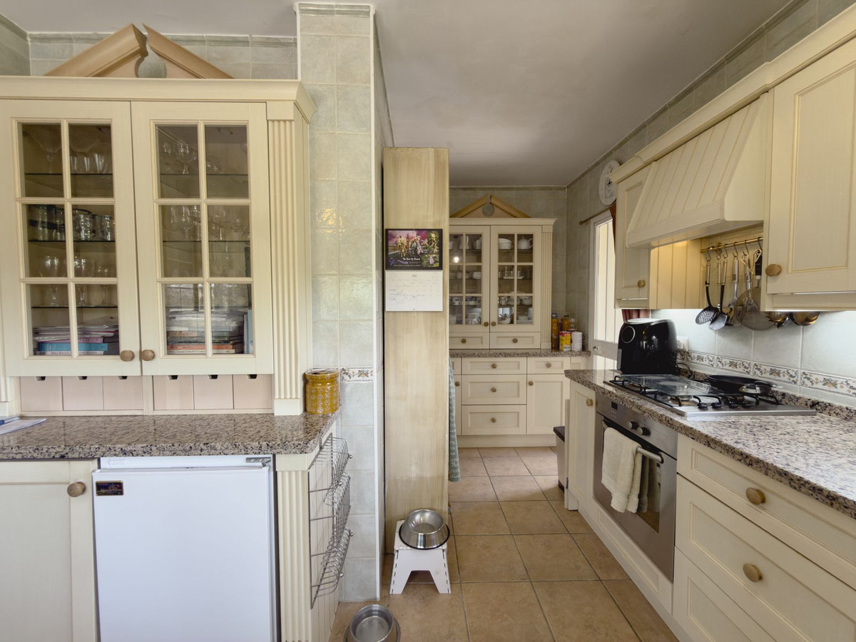 4 Bedroom Villa in Coín - Photo 8