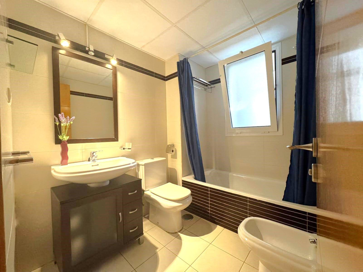 4 Bedroom Penthouse in Torremolinos - Photo 28