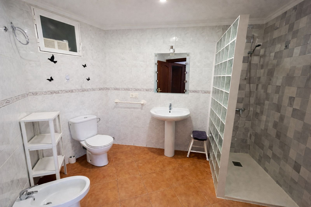 2 Bedroom Apartment in Benalmádena - Photo 22