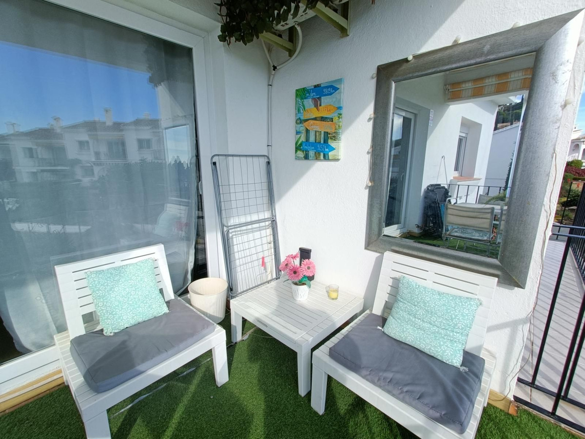 2 Bedroom Apartment in Estepona - Photo 4
