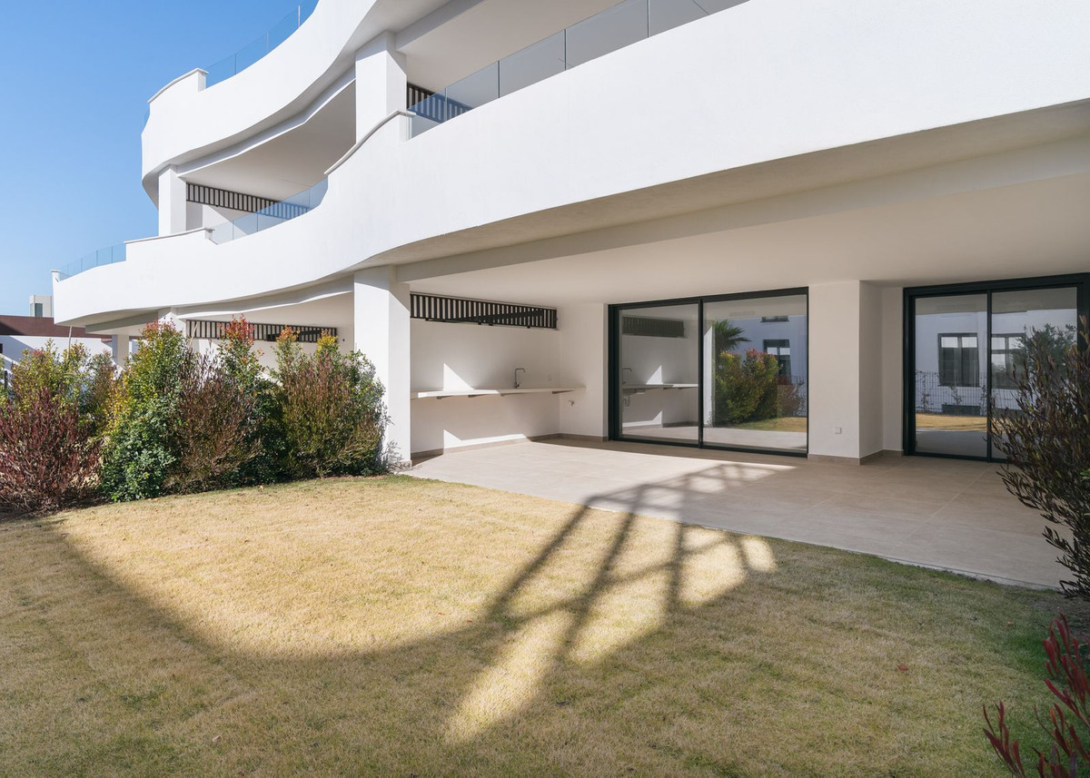 3 Bedroom Apartment in Estepona - Photo 3
