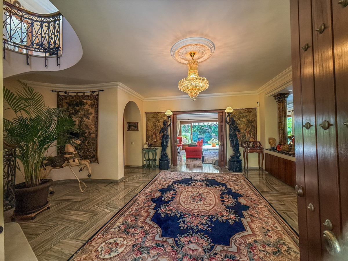 6 Bedroom Villa in Estepona - Photo 16