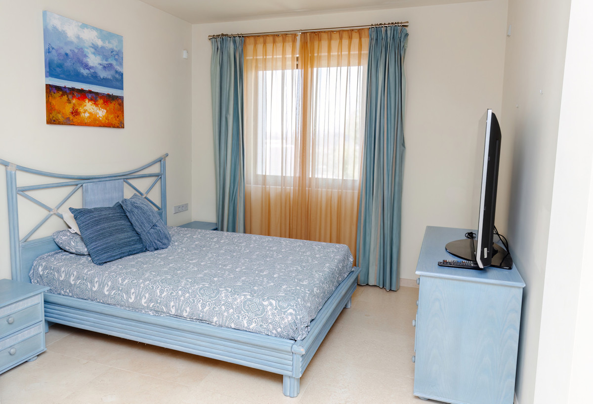 3 Bedroom Penthouse in Benahavís - Photo 22
