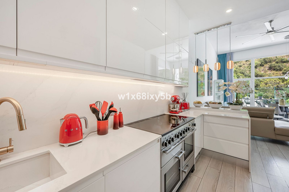 4 Bedroom Apartment in Benahavís - Photo 20