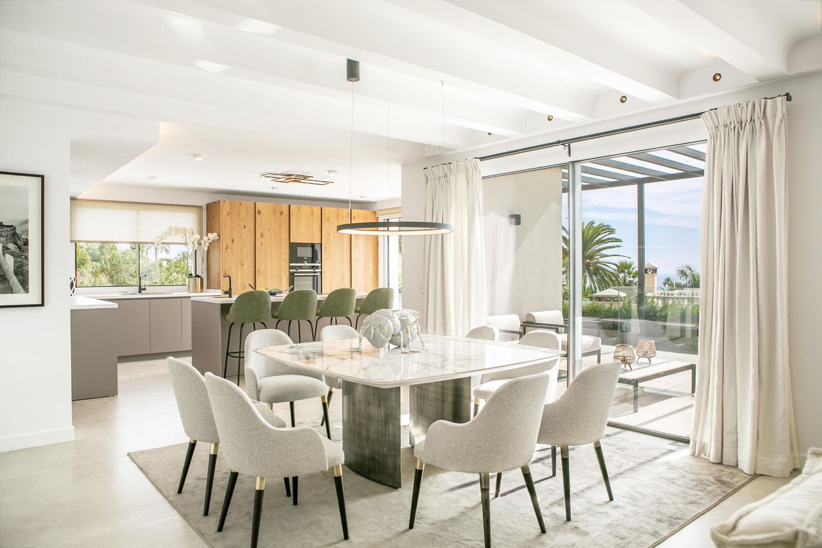 5 Bedroom Villa in Marbella - Photo 2