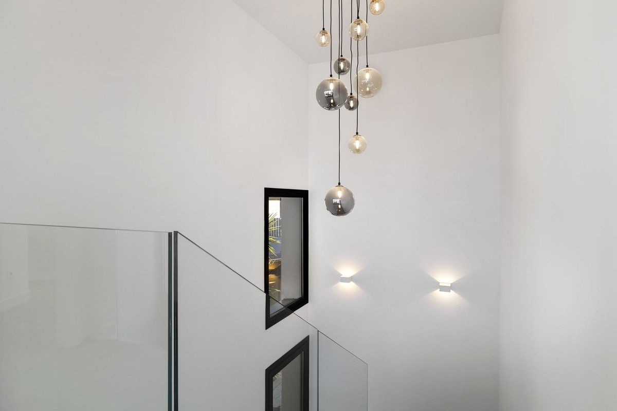 5 Bedroom Villa in Marbella - Photo 25