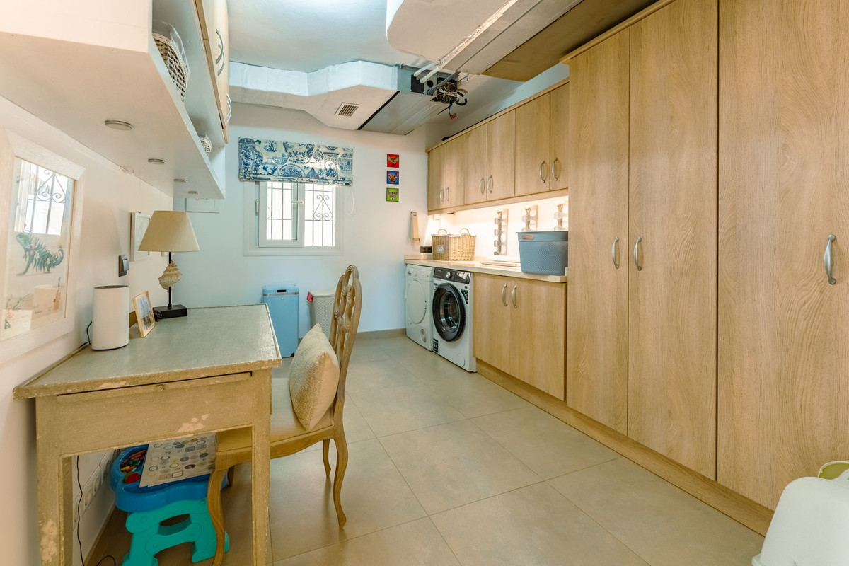 4 Bedroom Villa in Estepona - Photo 9