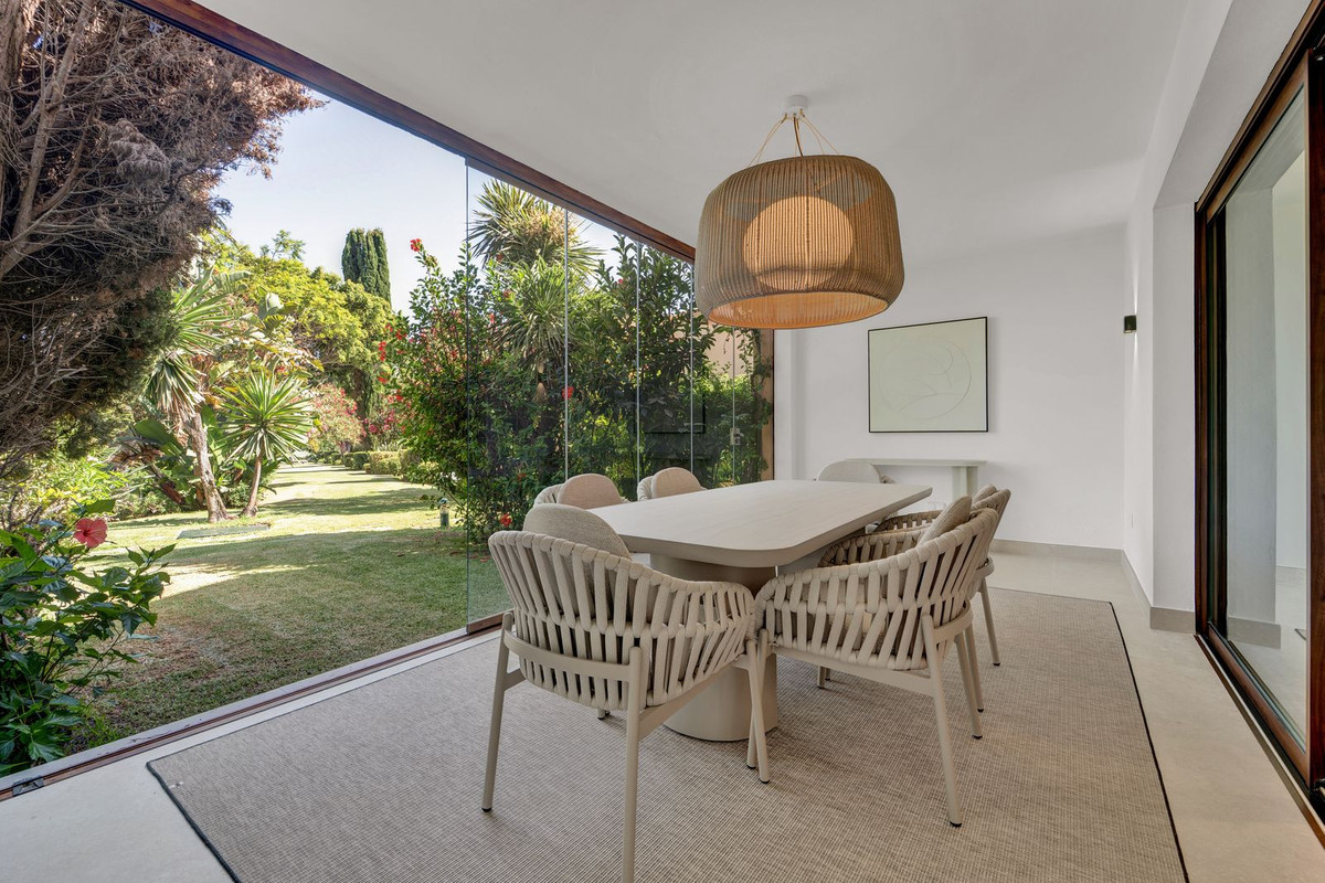 4 Bedroom Townhouse in Estepona - Photo 11