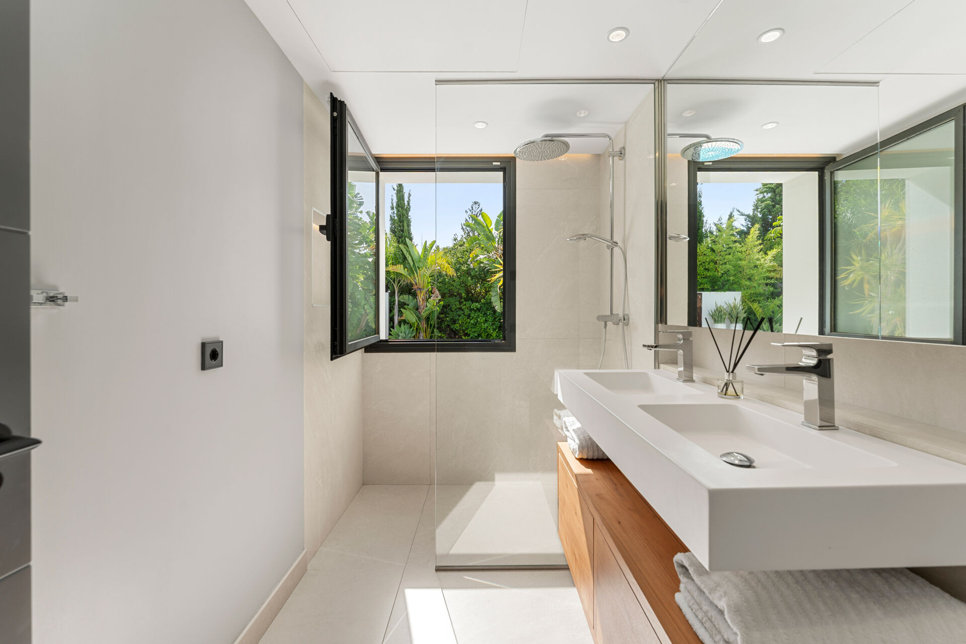 4 Bedroom Villa in Marbella - Photo 21