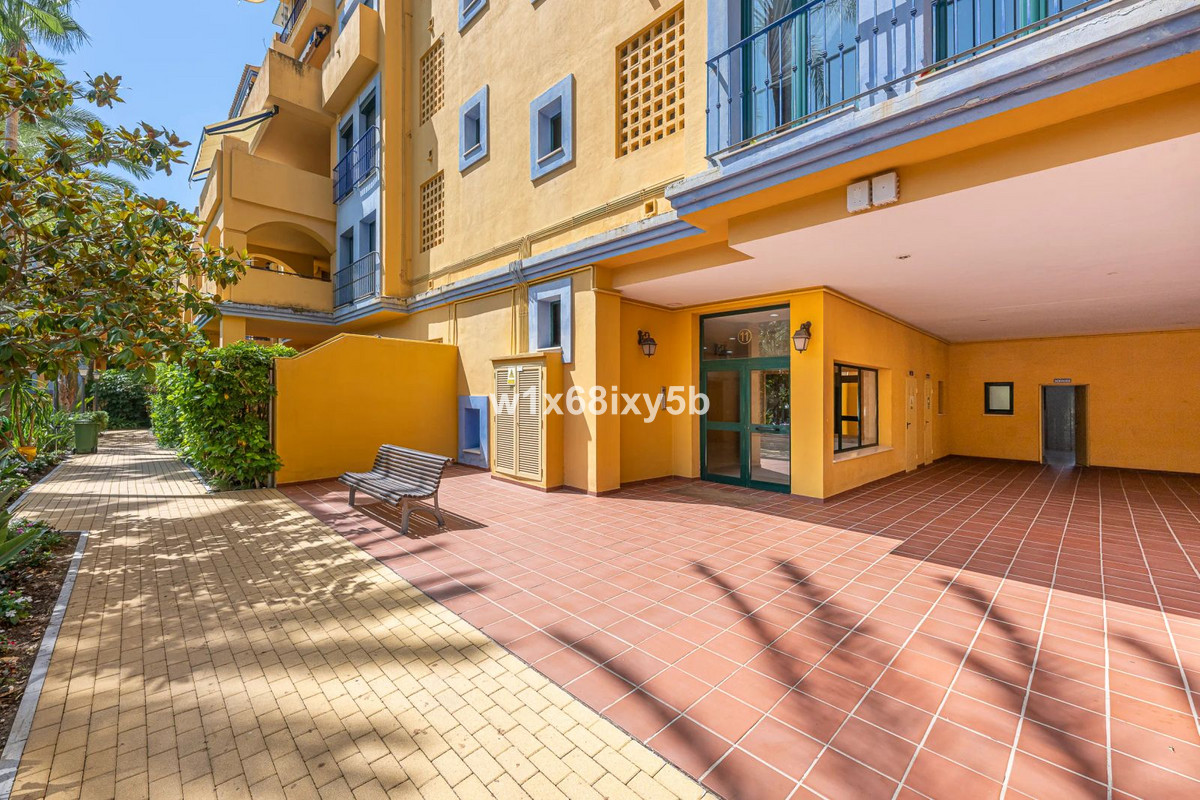 2 Bedroom Apartment in San Pedro de Alcántara - Photo 26