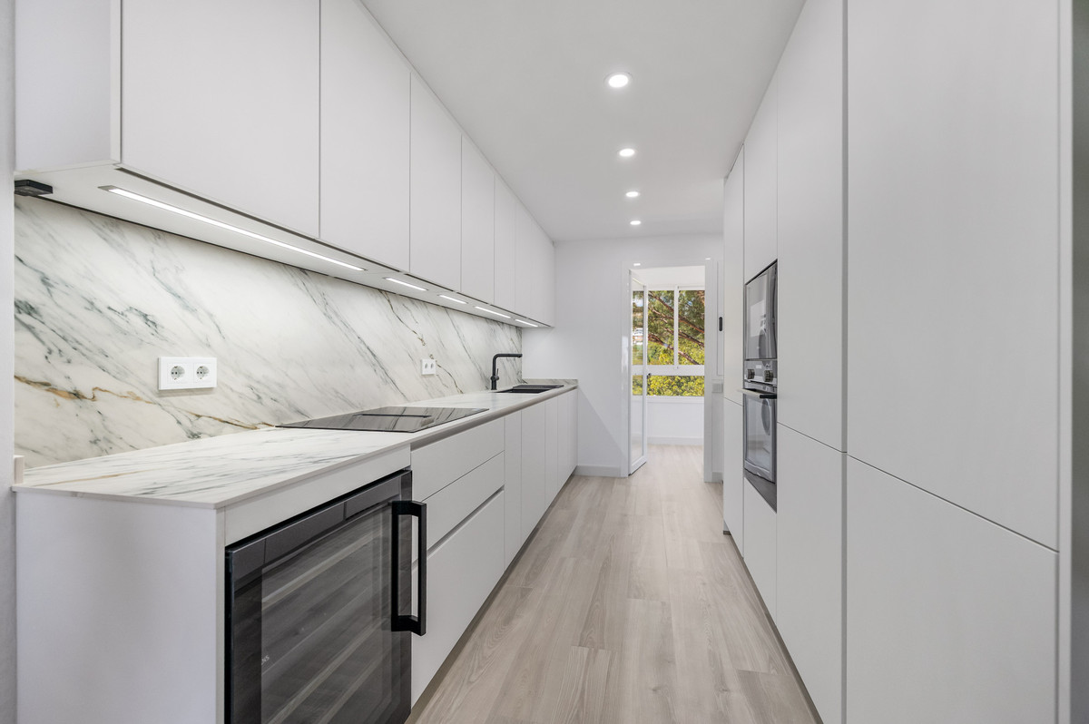 3 Bedroom Apartment in Benahavís - Photo 8