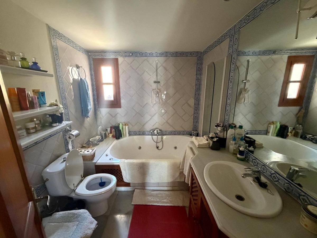 3 Bedroom Townhouse in Marbella - Photo 7