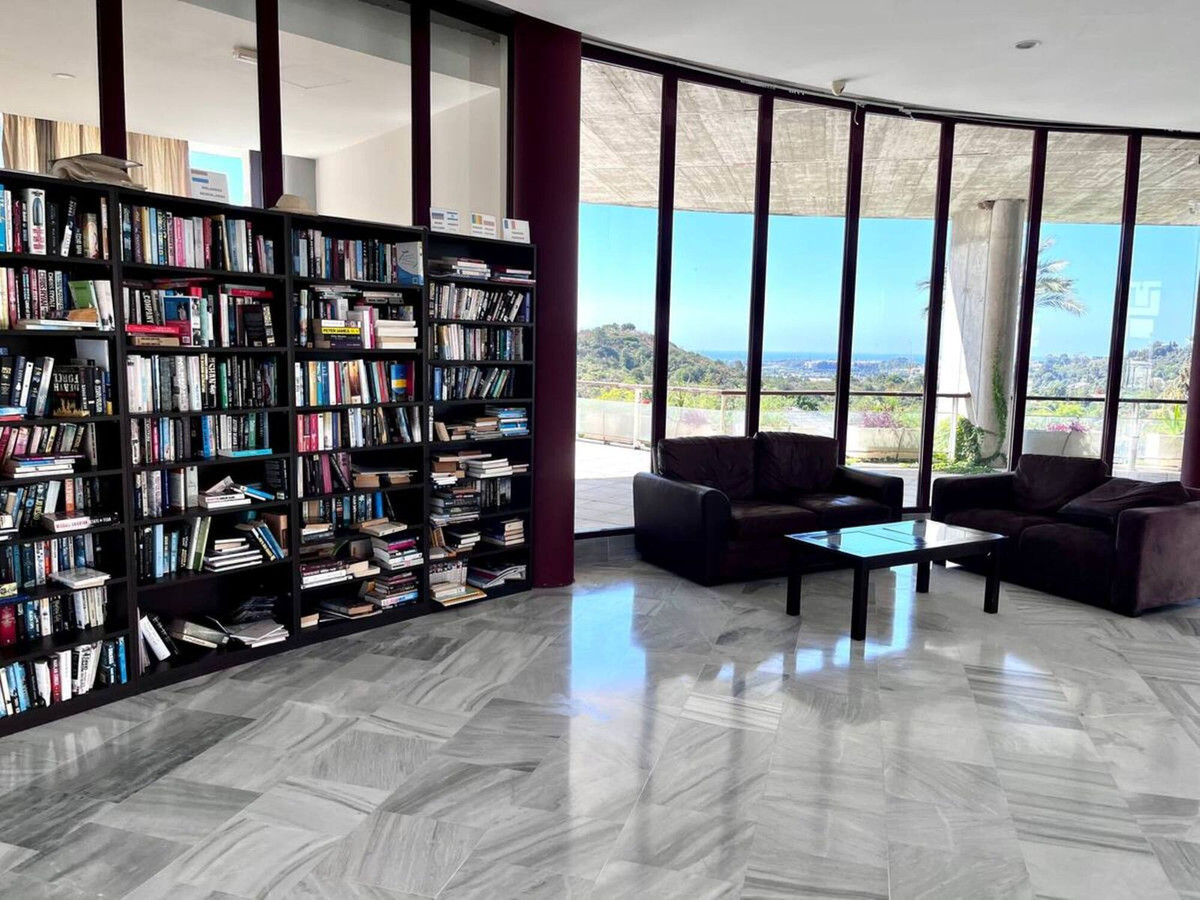 3 Bedroom Penthouse in Benahavís - Photo 32