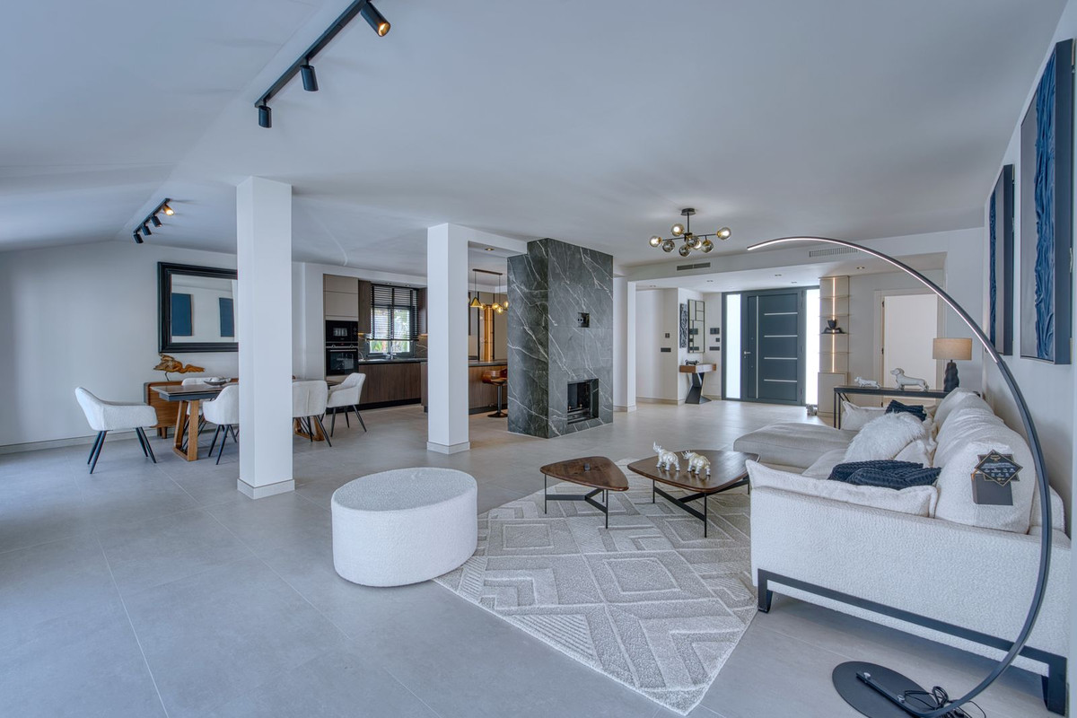 5 Bedroom Villa in Marbella - Photo 3