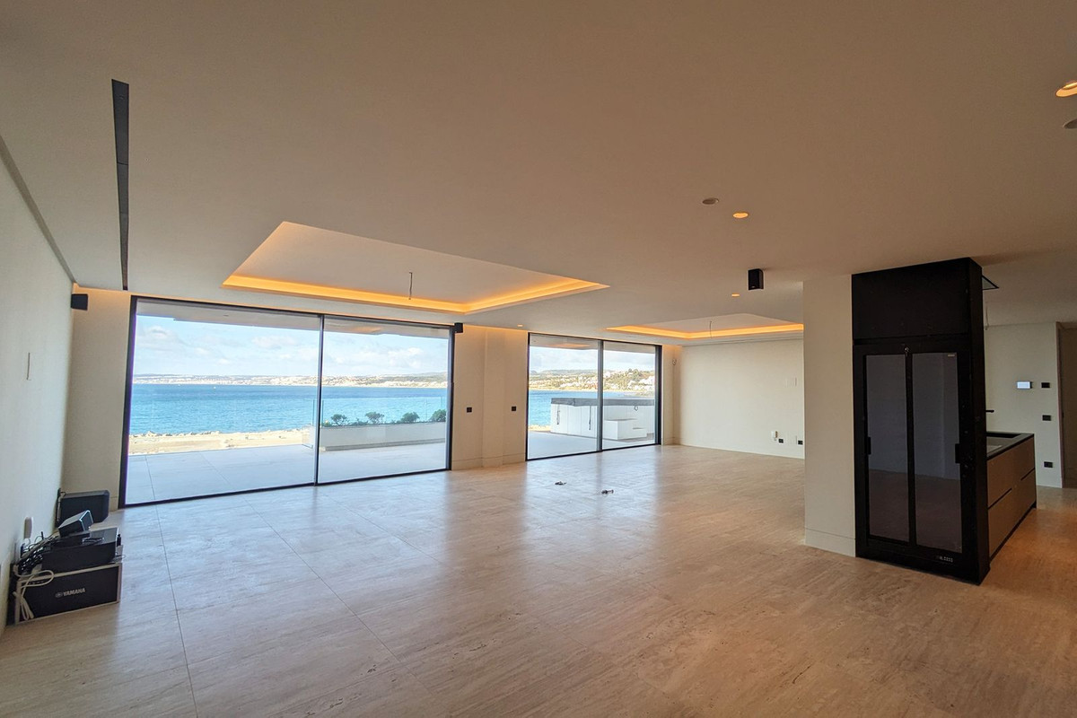 4 Bedroom Apartment in Estepona - Photo 6
