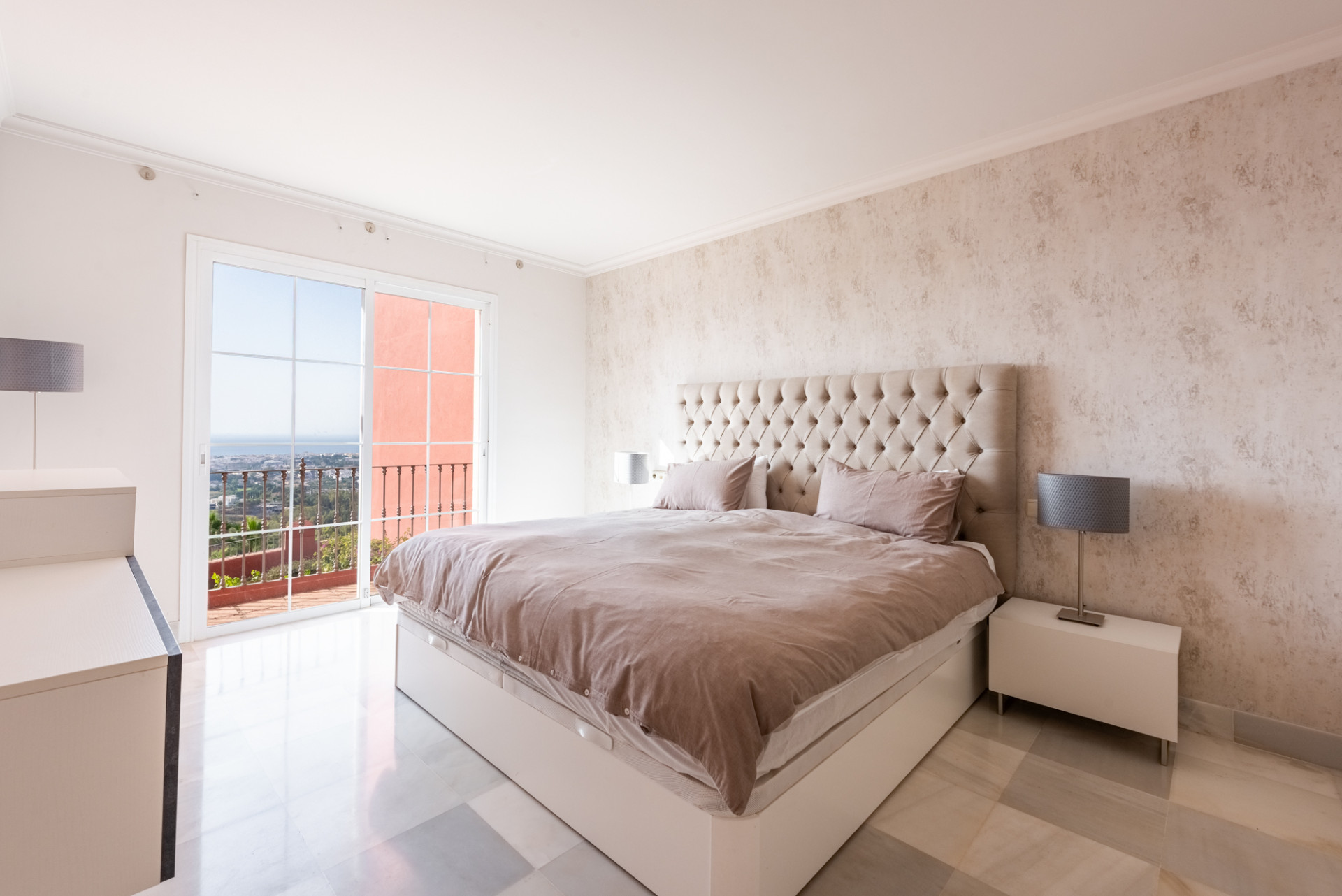 2 Bedroom Apartment in Benahavís - Photo 14