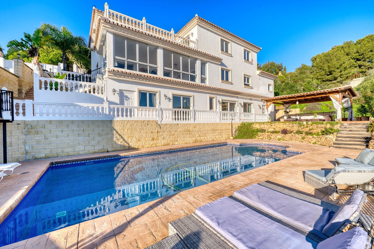 8 Bedroom Villa in Marbella - Photo 3