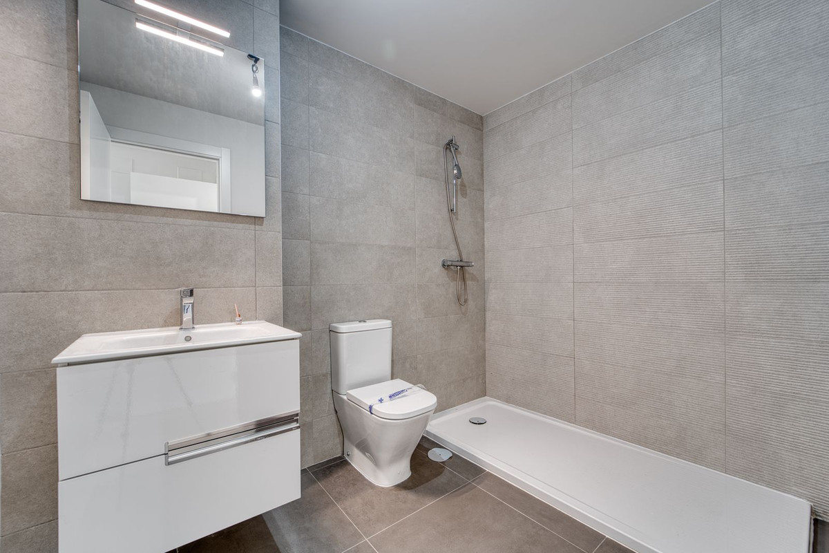 2 Bedroom Apartment in Torremolinos - Photo 6