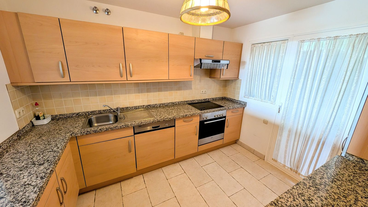 2 Bedroom Apartment in Benahavís - Photo 11