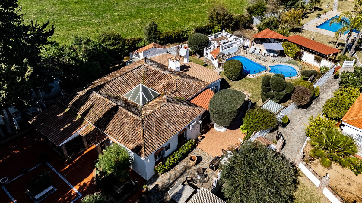 5 Bedroom Villa in Alhaurín de la Torre - Photo 4