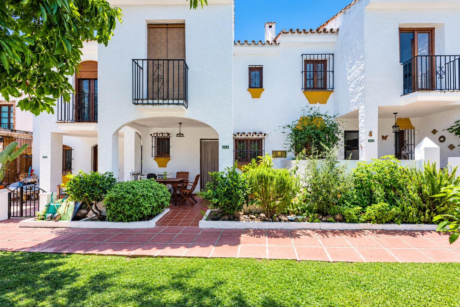 3 Bedroom Townhouse in Benahavís - Photo 3