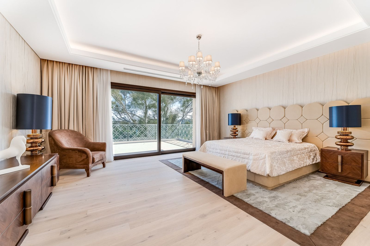 5 Bedroom Villa in Marbella - Photo 11
