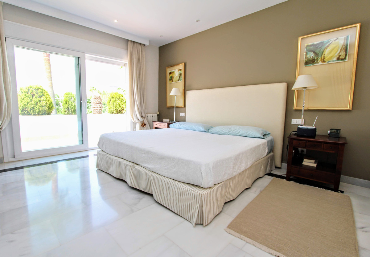 6 Bedroom Villa in San Pedro de Alcántara - Photo 11