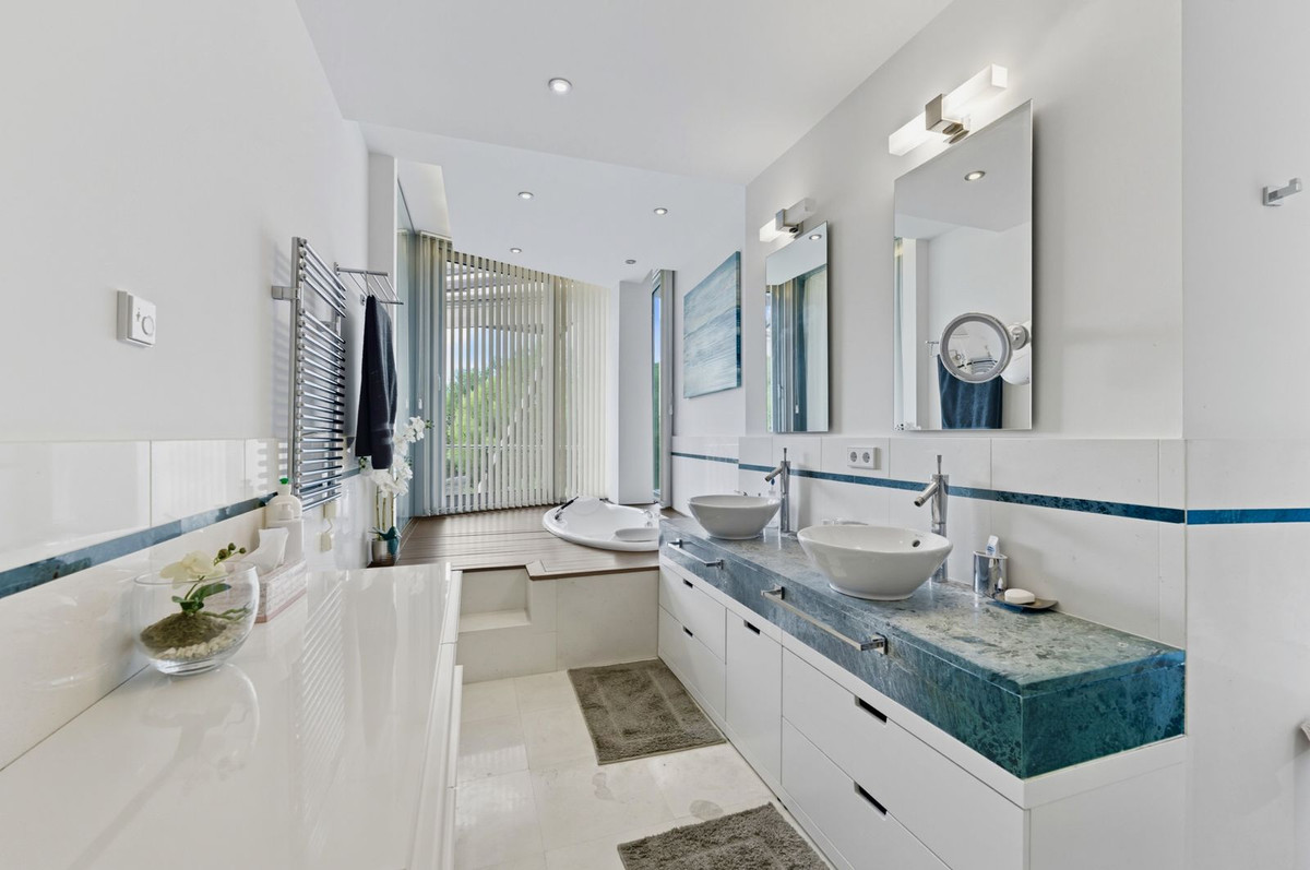 2 Bedroom Villa in Marbella - Photo 9
