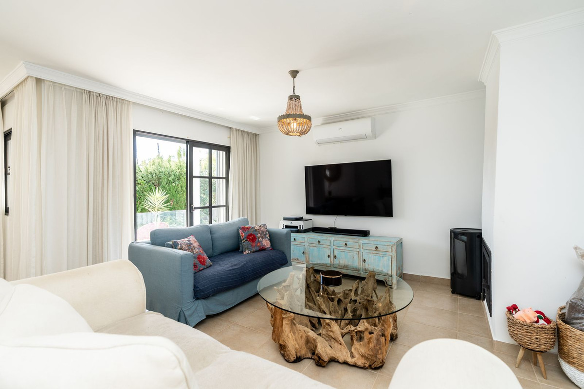 5 Bedroom Villa in Estepona - Photo 7
