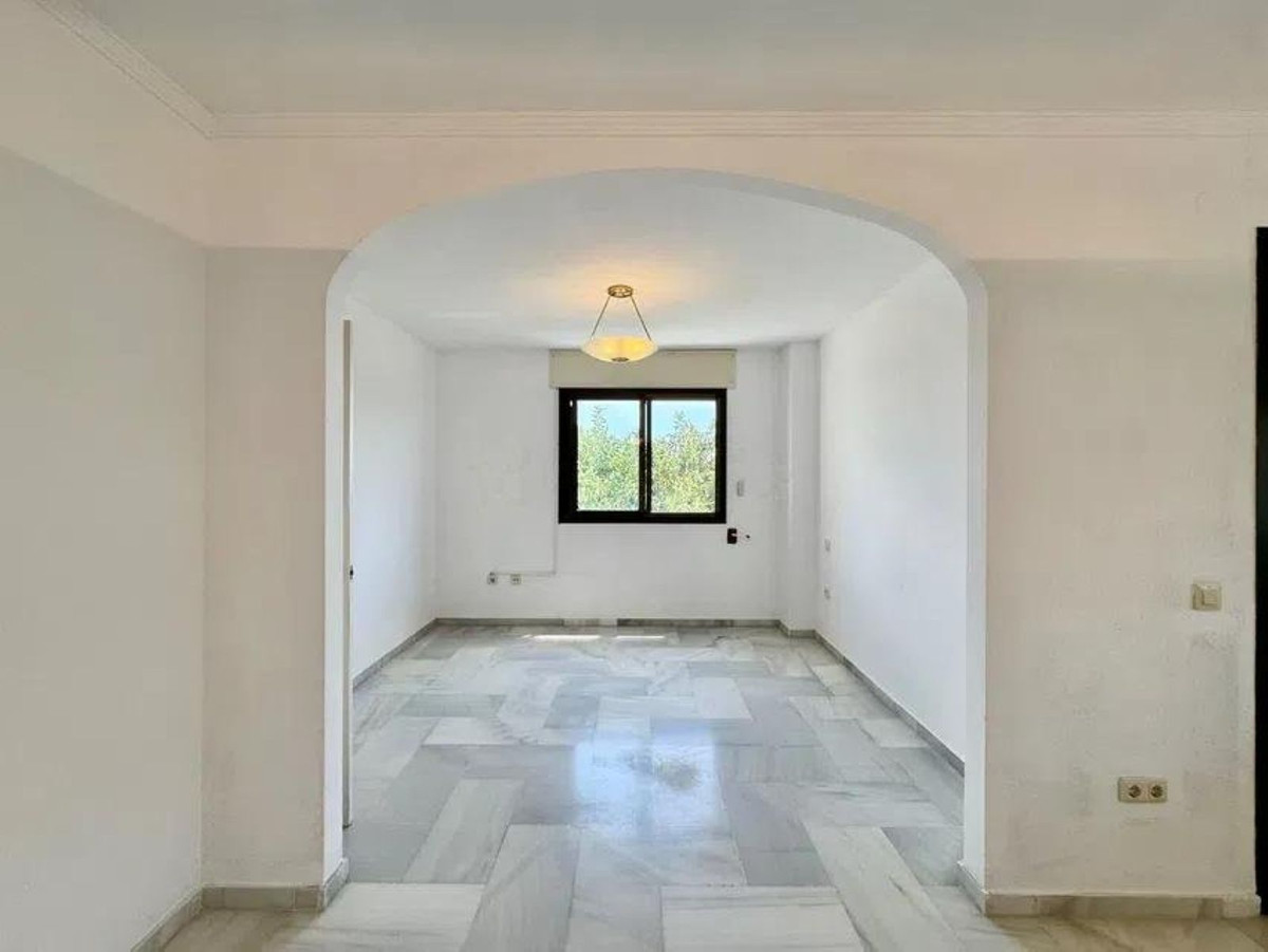 2 Bedroom Apartment in Torremolinos - Photo 14