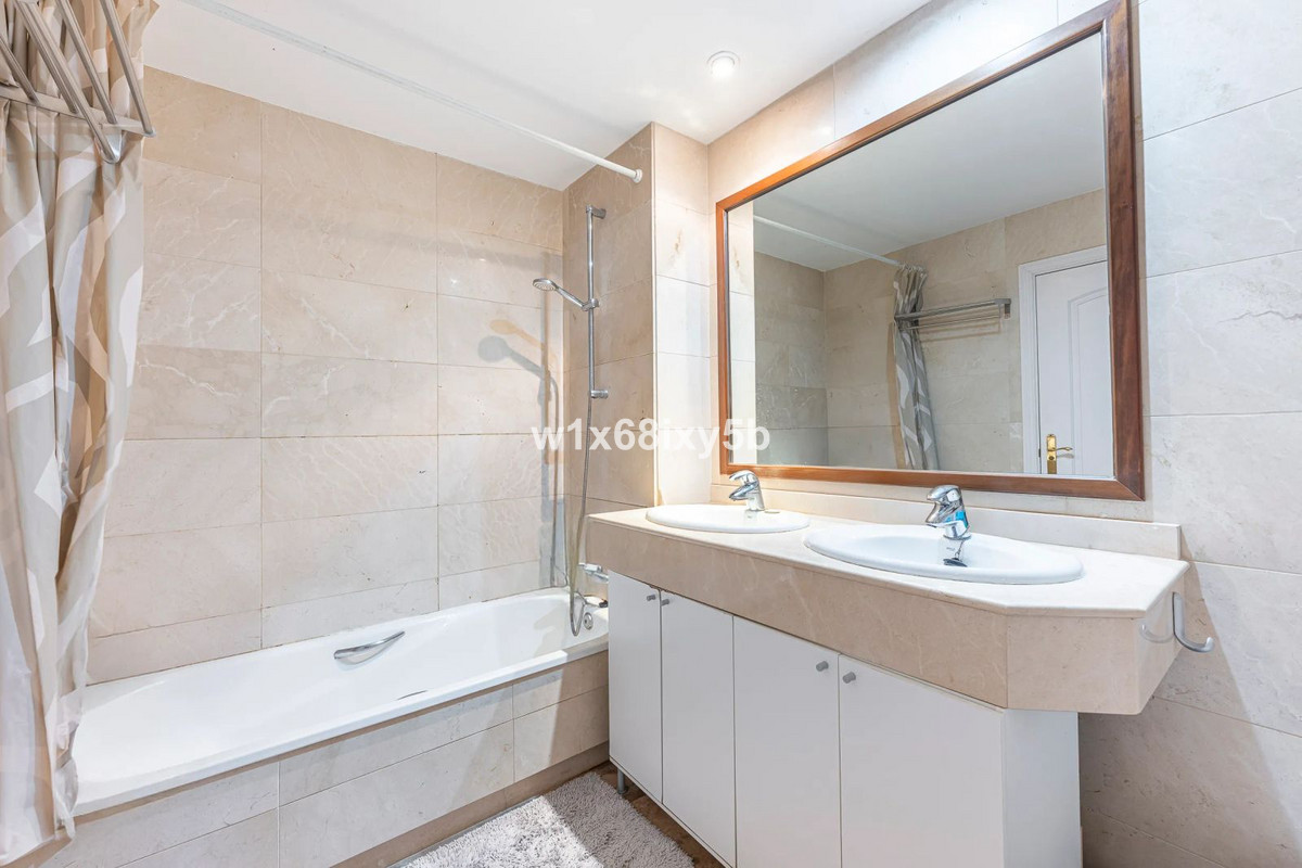 2 Bedroom Apartment in San Pedro de Alcántara - Photo 16