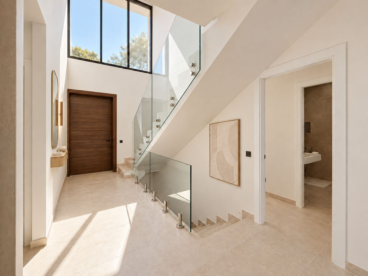 4 Bedroom Villa in Marbella - Photo 9