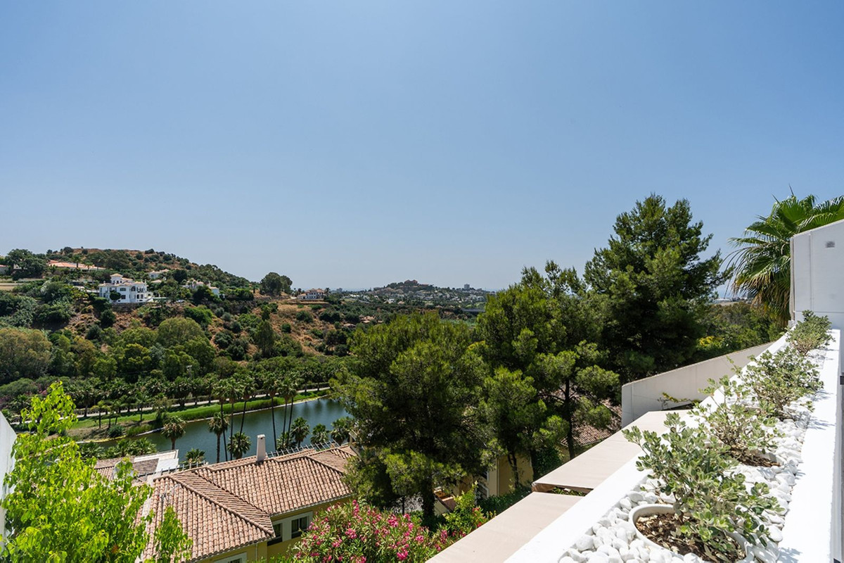 3 Bedroom Apartment in Benahavís - Photo 24