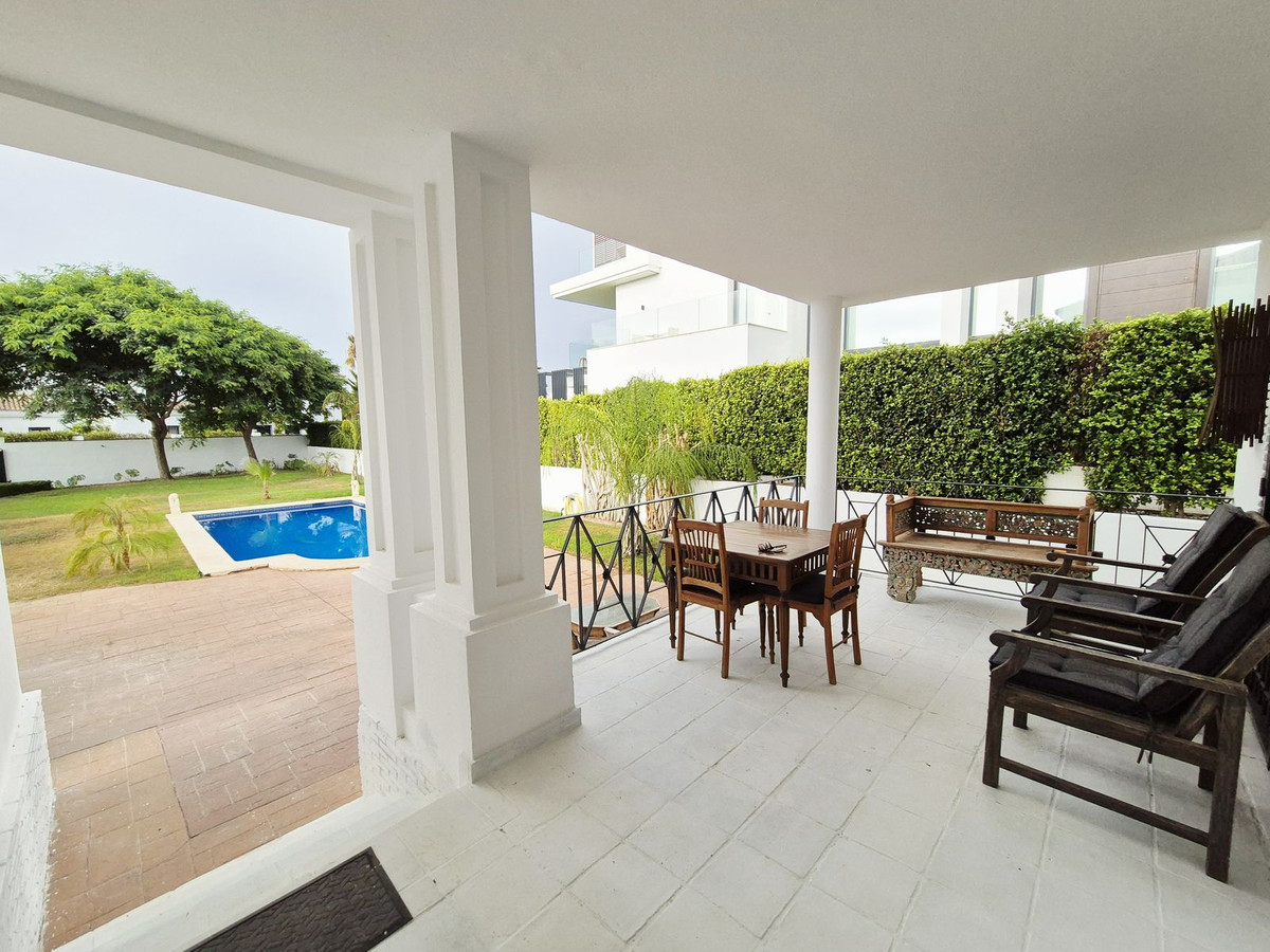 4 Bedroom Villa in San Pedro de Alcántara - Photo 5