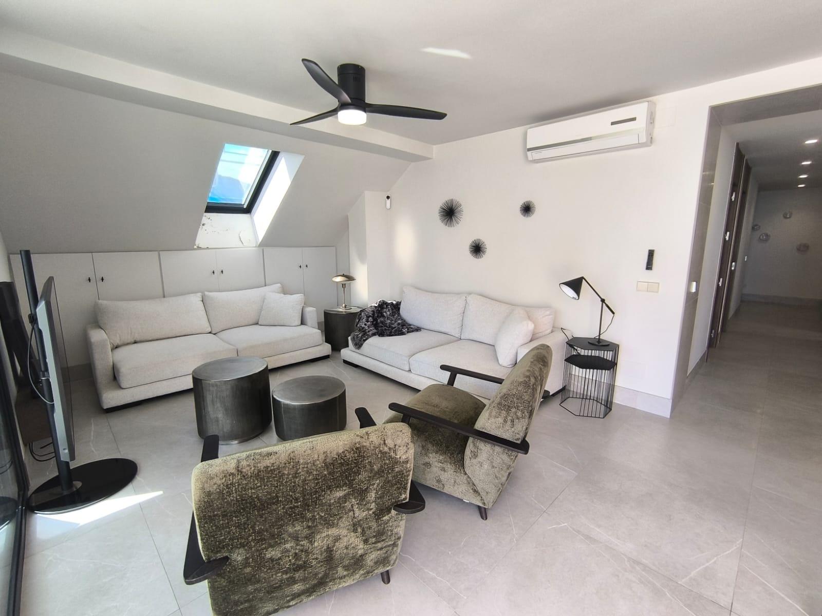 4 Bedroom Penthouse in Fuengirola - Photo 7