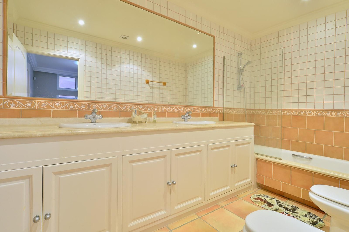 4 Bedroom Villa in Marbella - Photo 9