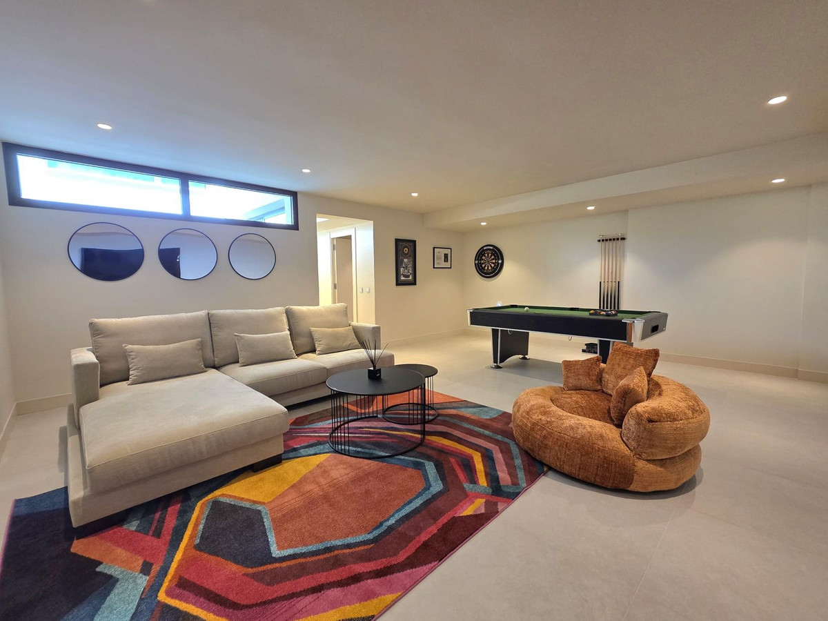 4 Bedroom Townhouse in Estepona - Photo 29