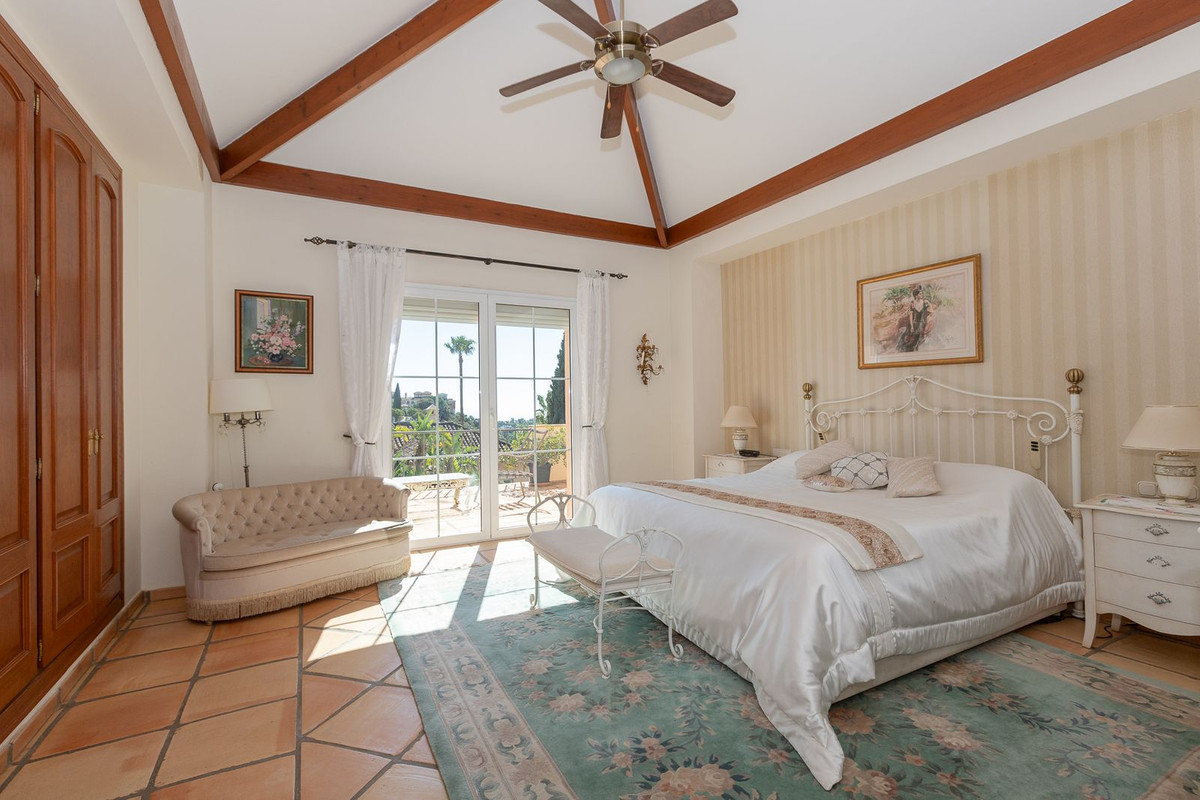 5 Bedroom Villa in Marbella - Photo 18