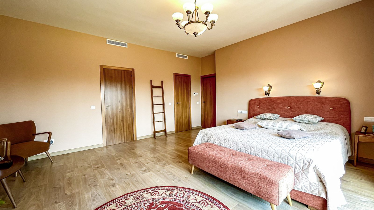 6 Bedroom Villa in Marbella - Photo 30
