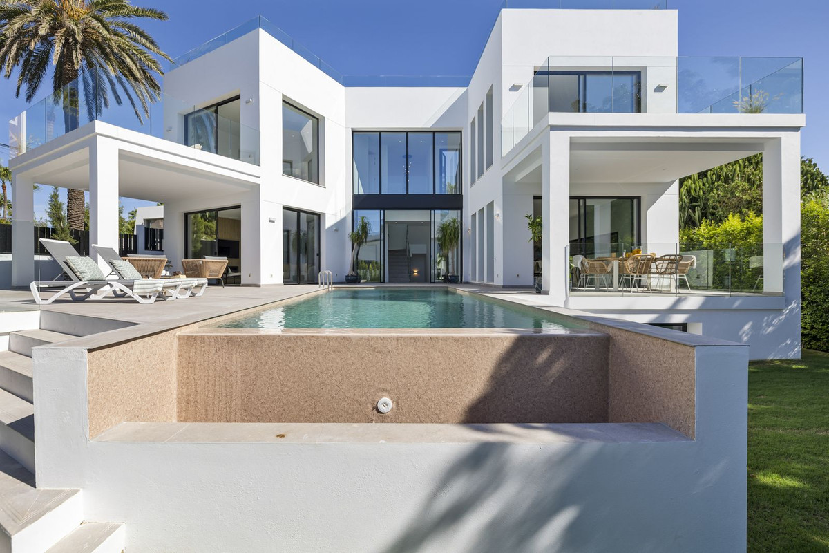 5 Bedroom Villa in Marbella - Photo 2