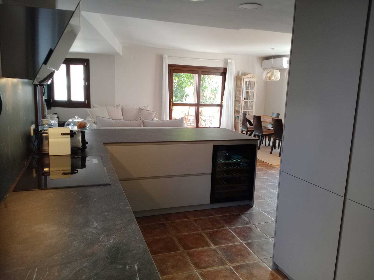 3 Bedroom Townhouse in Estepona - Photo 13
